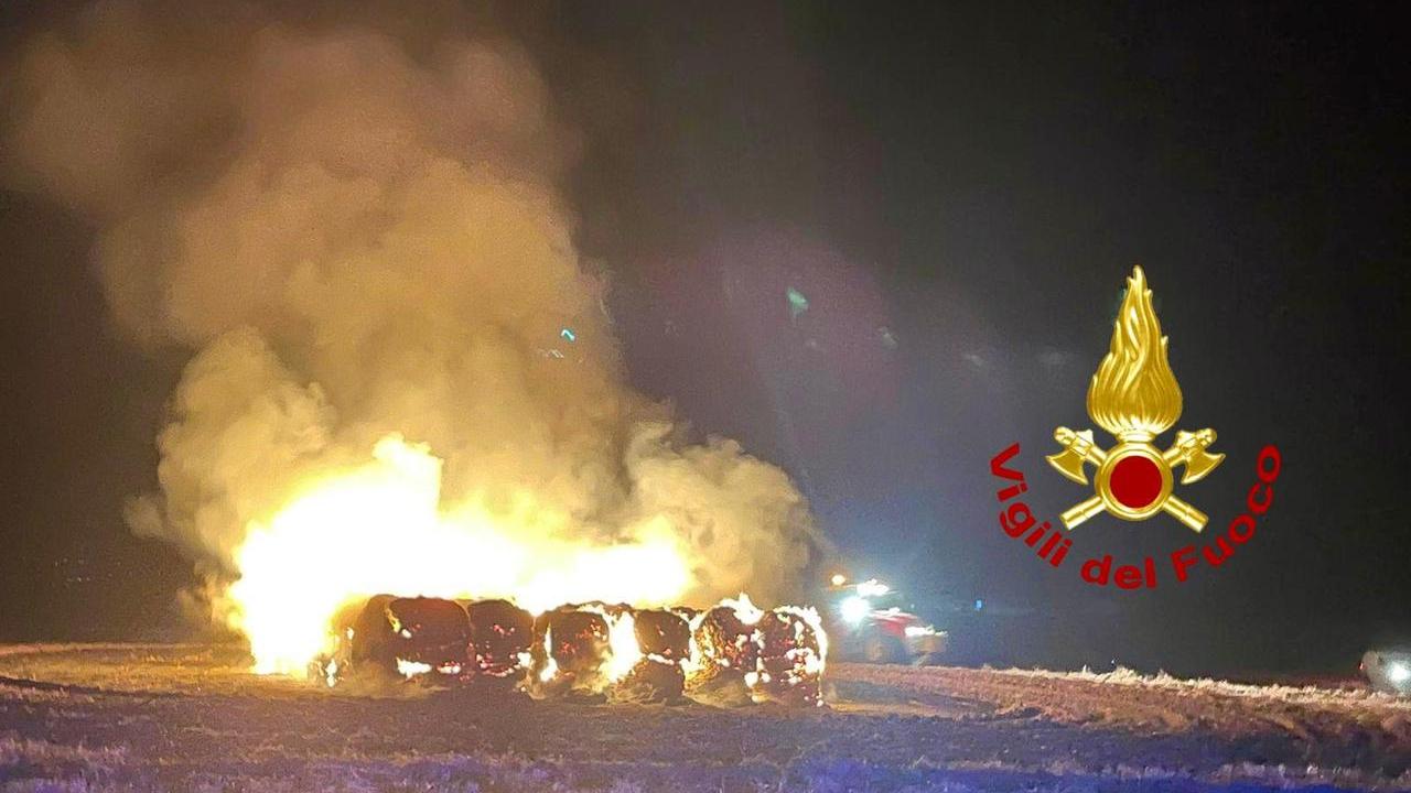 Rogo distrugge cento balle di fieno nella campagna di Oschiri