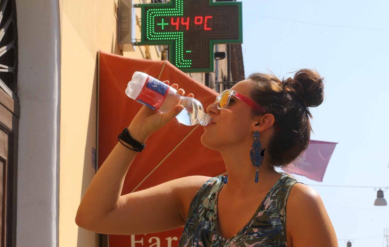 Tappo non ti mollo, la bottiglia unica diventa obbligatoria