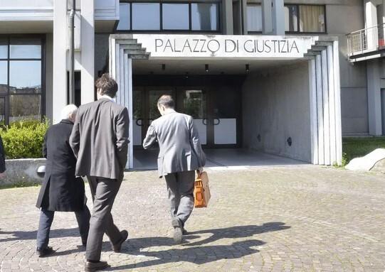 Prato, provò a baciare la sua dipendente: imprenditore accusato di violenza sessuale
