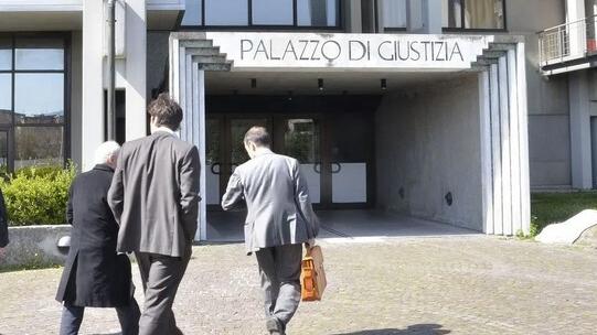 Prato, provò a baciare la sua dipendente: imprenditore accusato di violenza sessuale