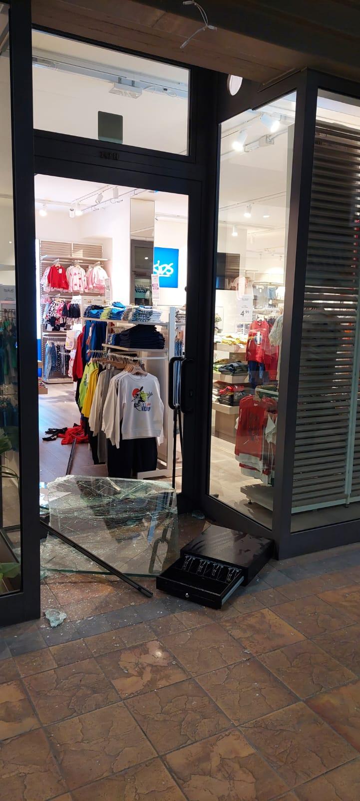 Lucca, furto in un negozio di abbigliamento per bambini