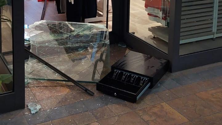 Lucca, furto in un negozio di abbigliamento per bambini