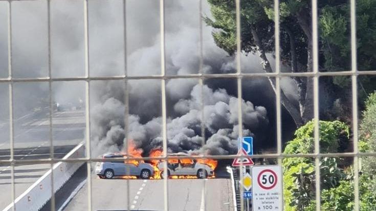 Brindisi, assalto armato a un portavalori: auto in fiamme e strada bloccata – Video