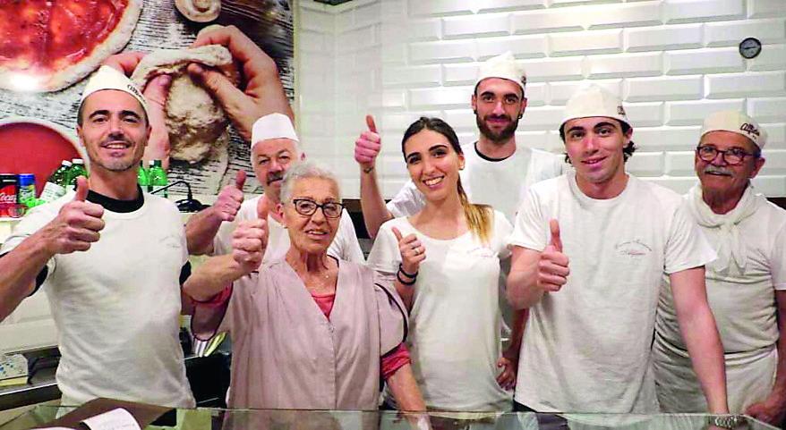 Massa, la pizzeria Alfiero compie 50 anni: festa in piazza