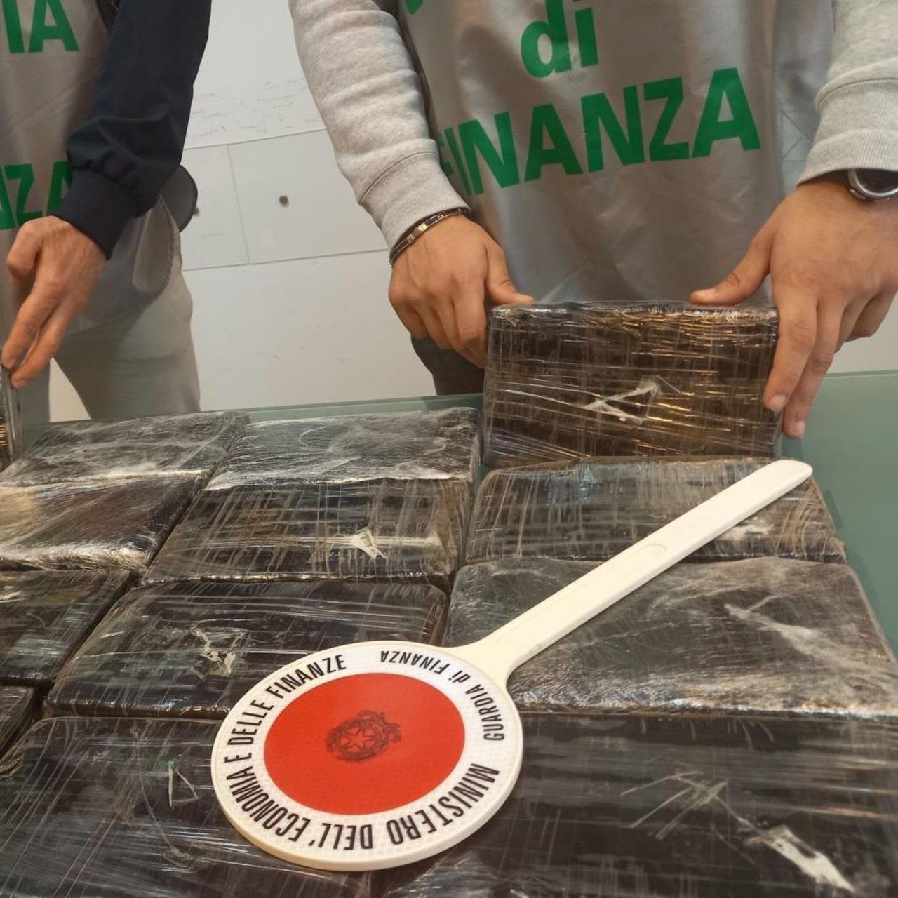 Livorno, avevano provato a recuperare 50 chili di cocaina: arrestati in tre