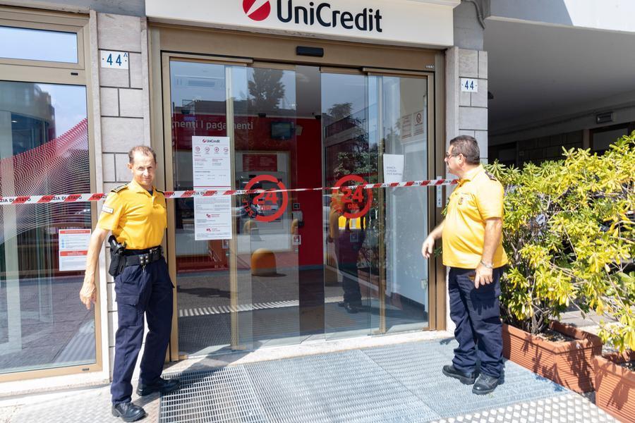 Rapinarono l’Unicredit di via Corassori, tre condannati