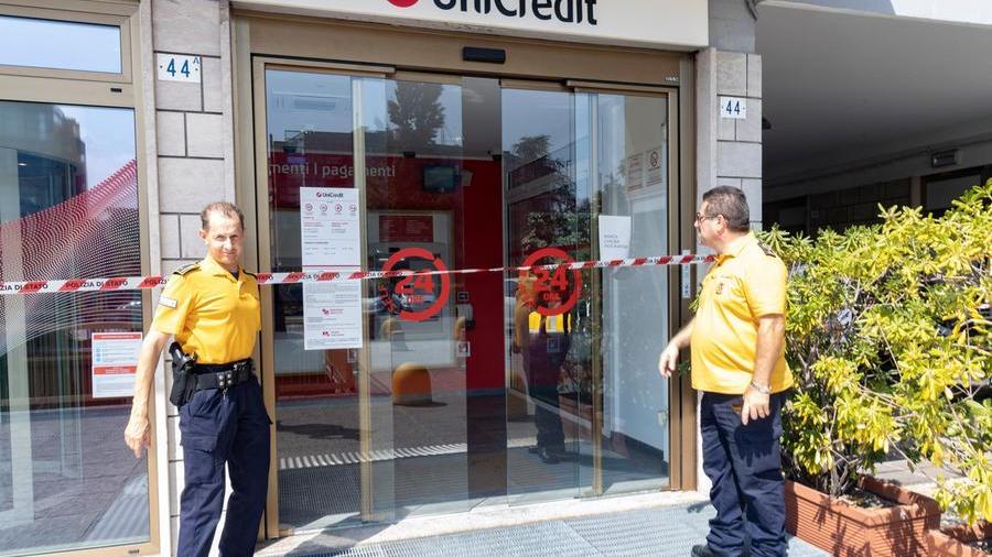 Rapinarono l’Unicredit di via Corassori, tre condannati