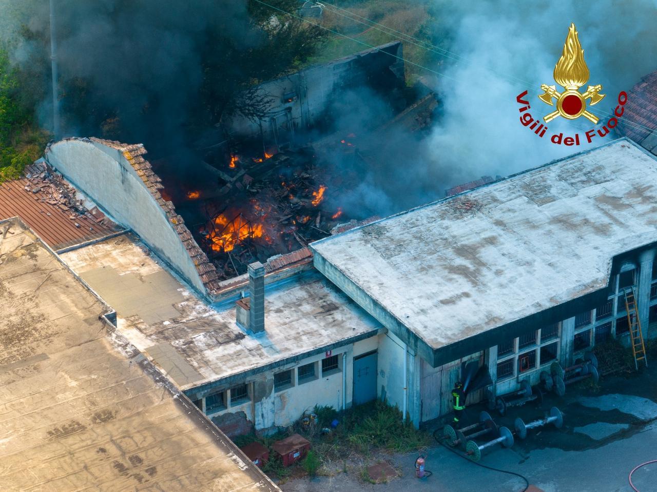 Campi Bisenzio, rogo in un capannone: crolla il tetto. Il sindaco: «Chiudete le finestre» – Video