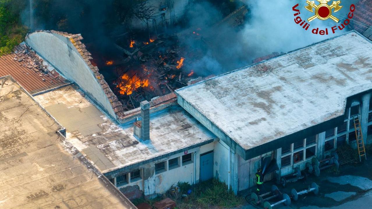 Campi Bisenzio, rogo in un capannone: crolla il tetto. Il sindaco: «Chiudete le finestre» – Video