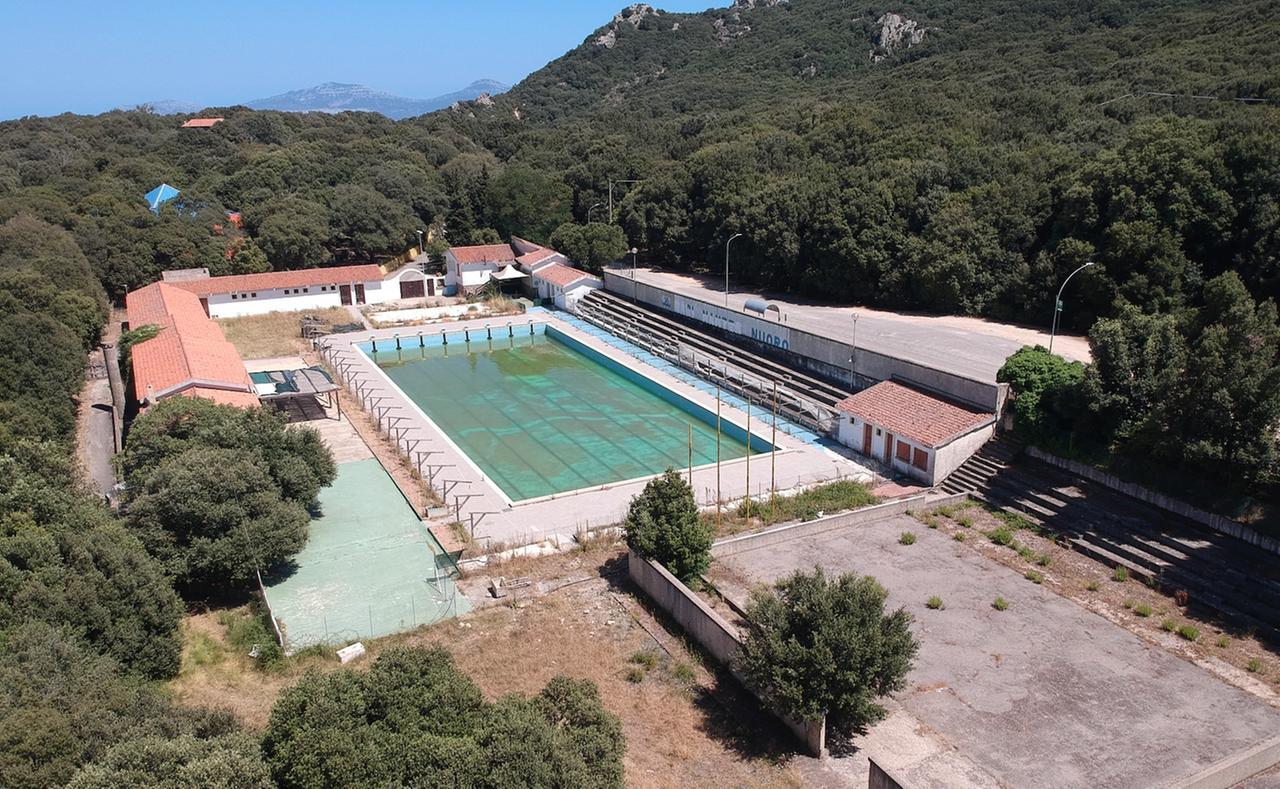 
	La piscina di Farcana in stato di abbandono (foto Massimo Locci)

