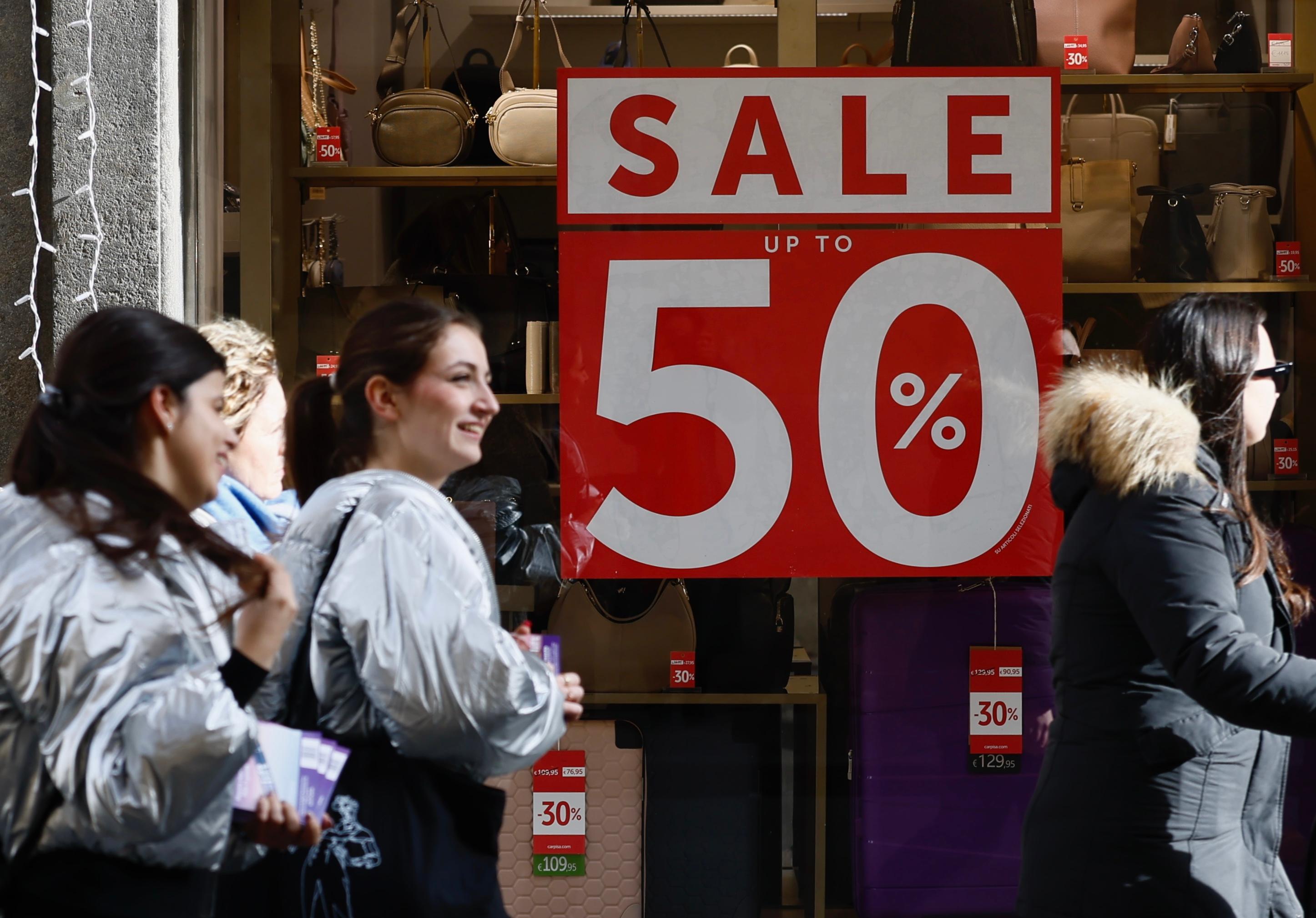 Anche a Modena è tempo di saldi: «Ma serve attenzione, occhio ai cartellini...»