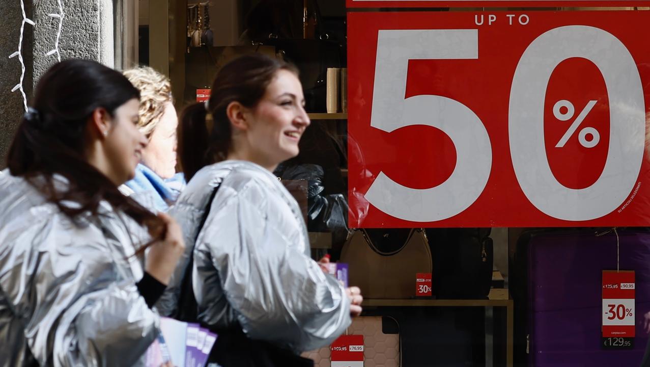 Anche a Modena è tempo di saldi: «Ma serve attenzione, occhio ai cartellini...»