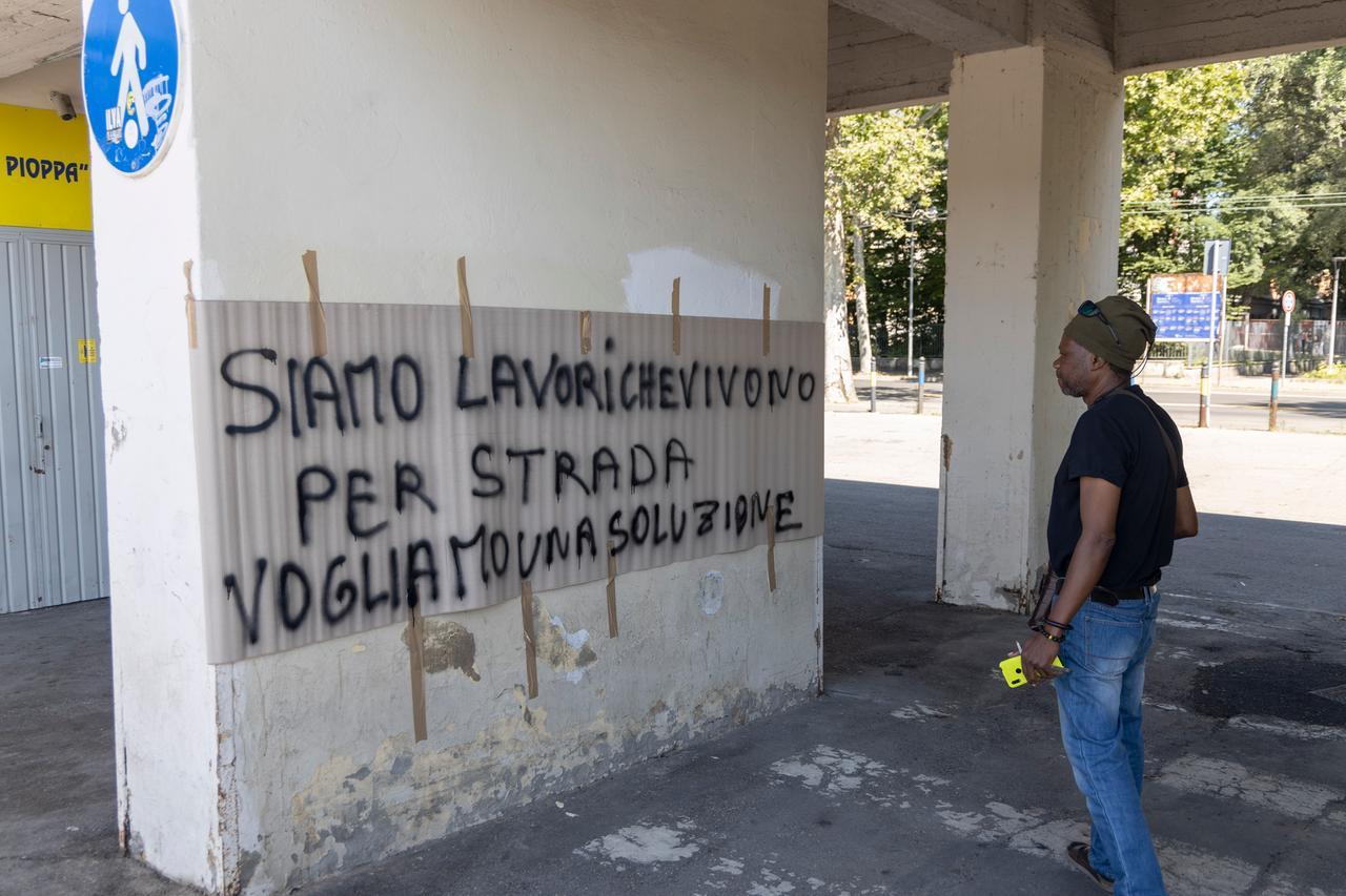 Modena, dove i lavoratori dormono in strada: «Non riusciamo a trovare casa»