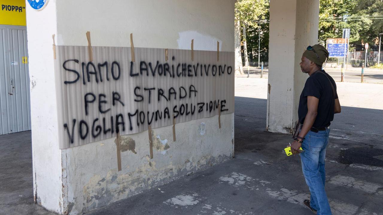 Modena, dove i lavoratori dormono in strada: «Non riusciamo a trovare casa»