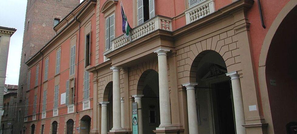 Timbrava il cartellino e andava al bar, condannato ex dipendente comunale di Reggio Emilia