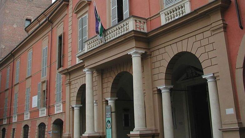 Timbrava il cartellino e andava al bar, condannato ex dipendente comunale di Reggio Emilia