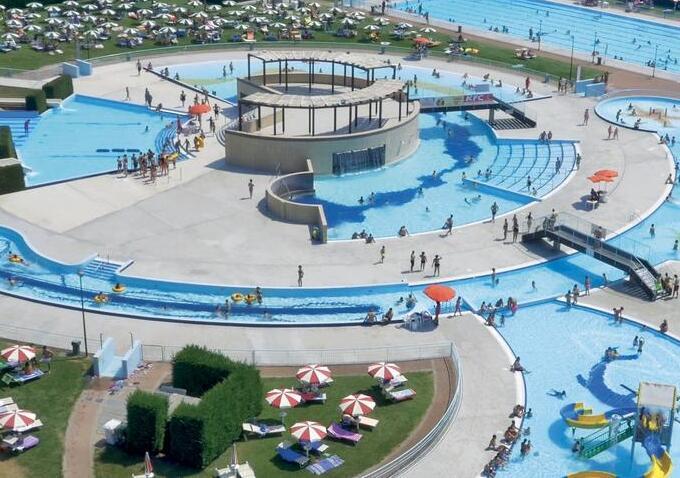 La banda dei lettini colpisce ancora, all’Aquatico danno da 6mila euro