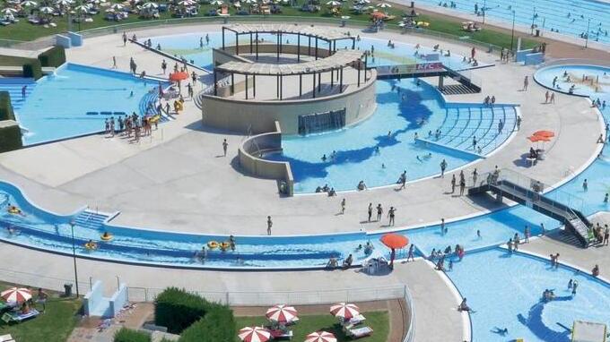 La banda dei lettini colpisce ancora, all’Aquatico danno da 6mila euro