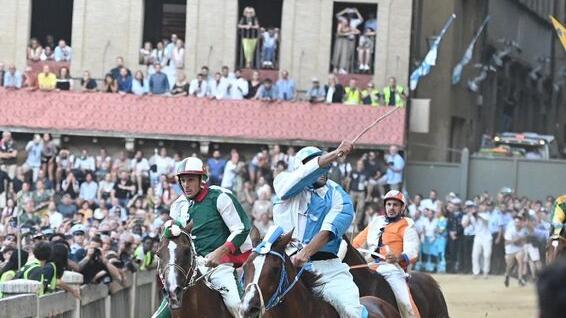 Carlo Sanna "Brigante" si prende il Palio di Siena