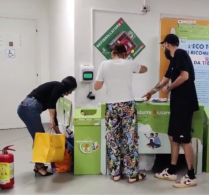 L’eco-tour solidale a Reggio Emilia fa il pieno di vestiti e calzature
