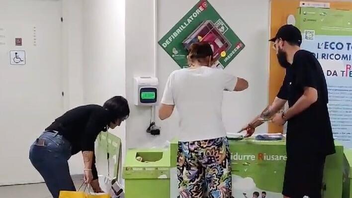 L’eco-tour solidale a Reggio Emilia fa il pieno di vestiti e calzature