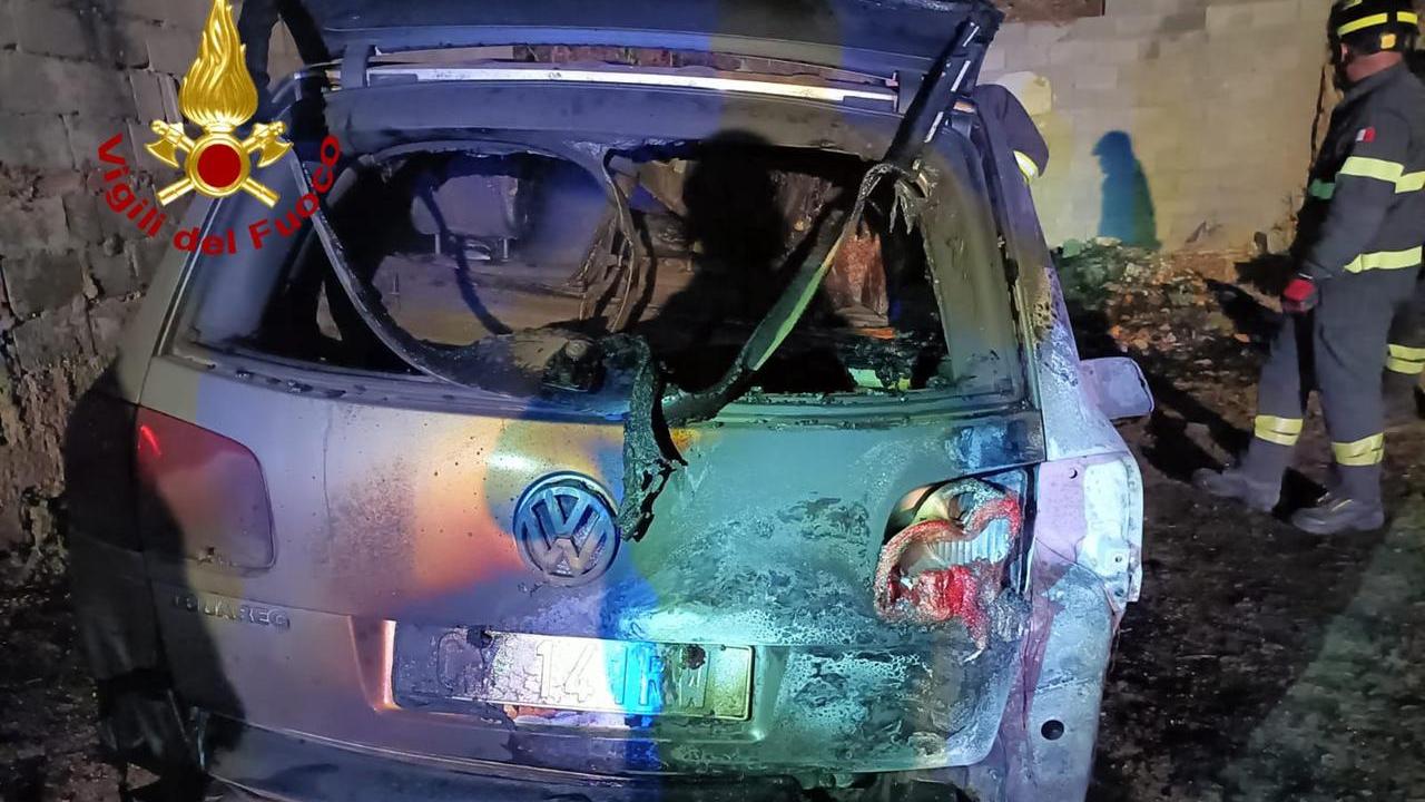 Nuoro, incendiata un’auto parcheggiata in un cortile