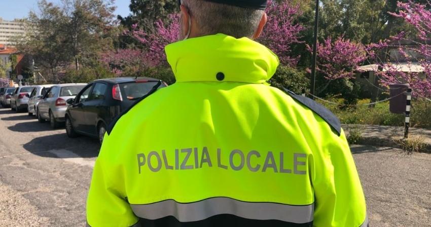 I tavolini di bar e locali invadono le aree pubbliche a Oristano, multati cinque esercizi commerciali