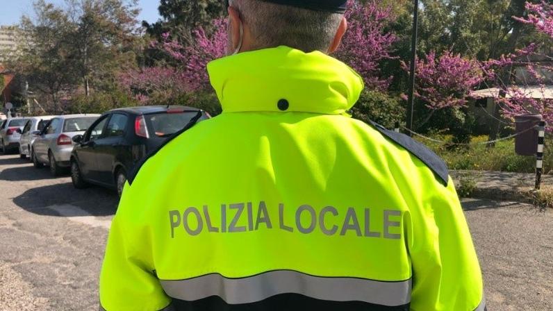 I tavolini di bar e locali invadono le aree pubbliche a Oristano, multati cinque esercizi commerciali