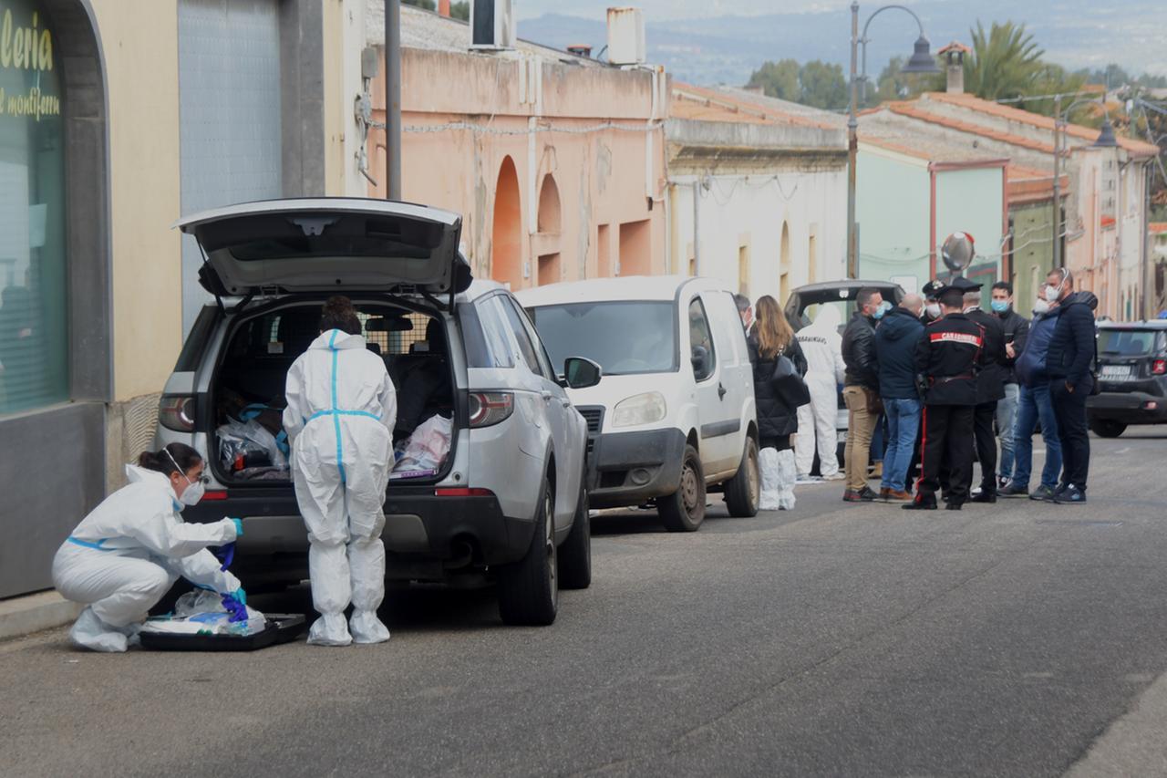 
	Gli inquirenti davanti alla casa di&nbsp;Zeddiani in cui avvenne il delitto

