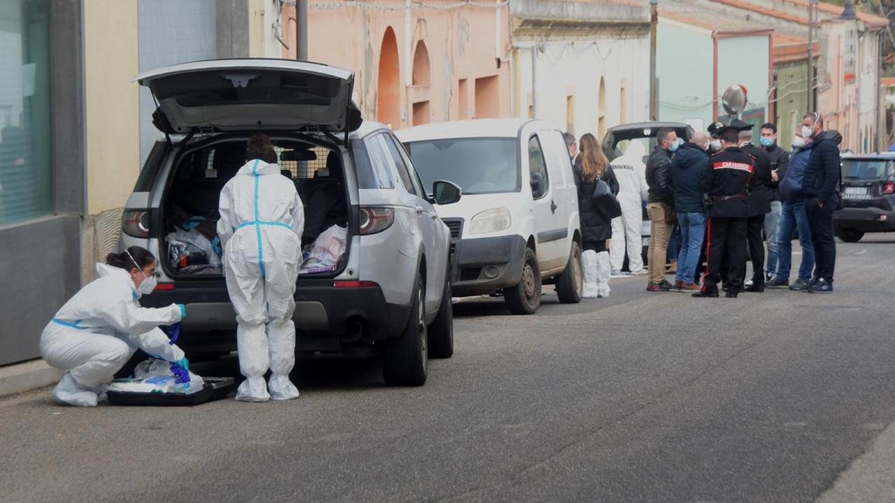 Gli inquirenti davanti alla casa di Zeddiani in cui avvenne il delitto