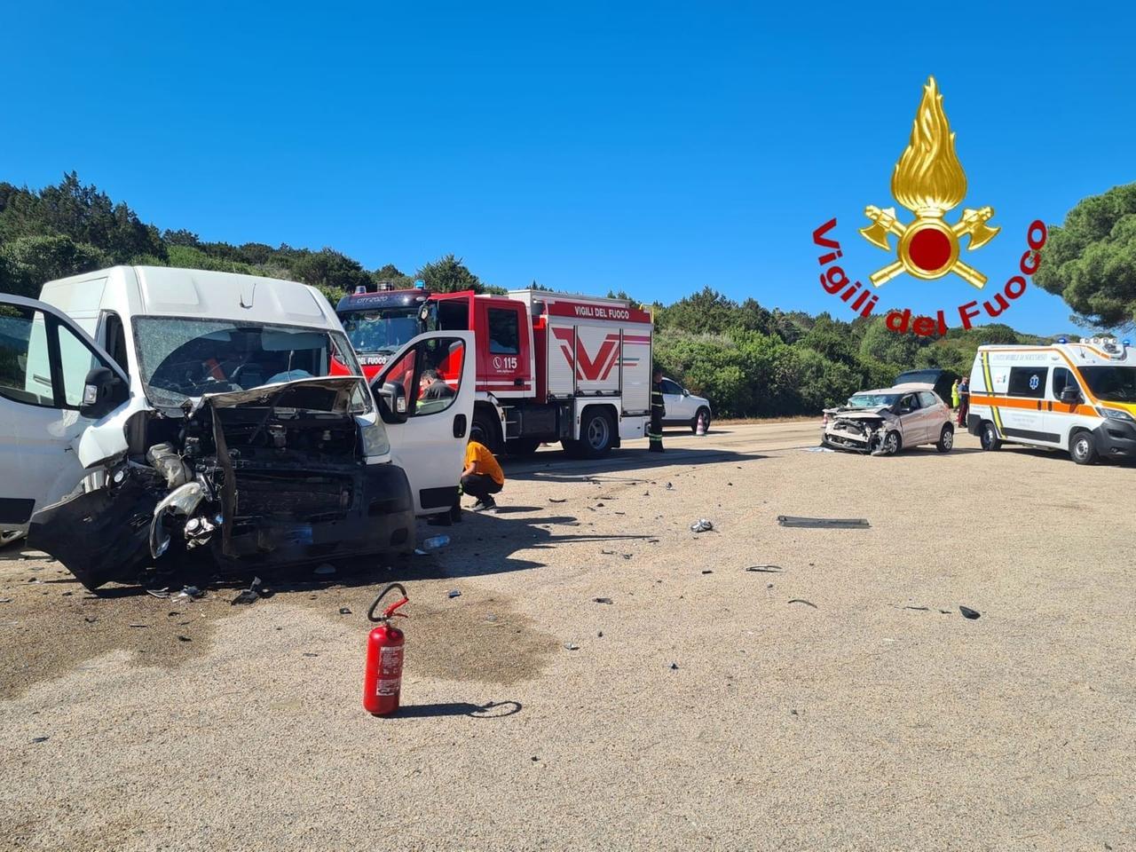 Aglientu, scontro auto-furgone sulla provinciale 90: quattro feriti