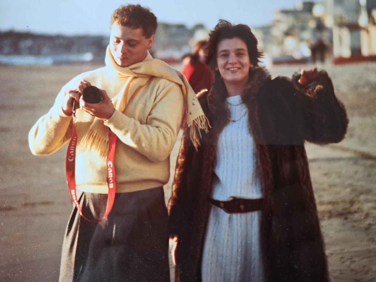 
	La foto pubblicata sui social dal marito Marco per dare il triste annuncio: ritrae la coppia da fidanzati nei primi anni '80


