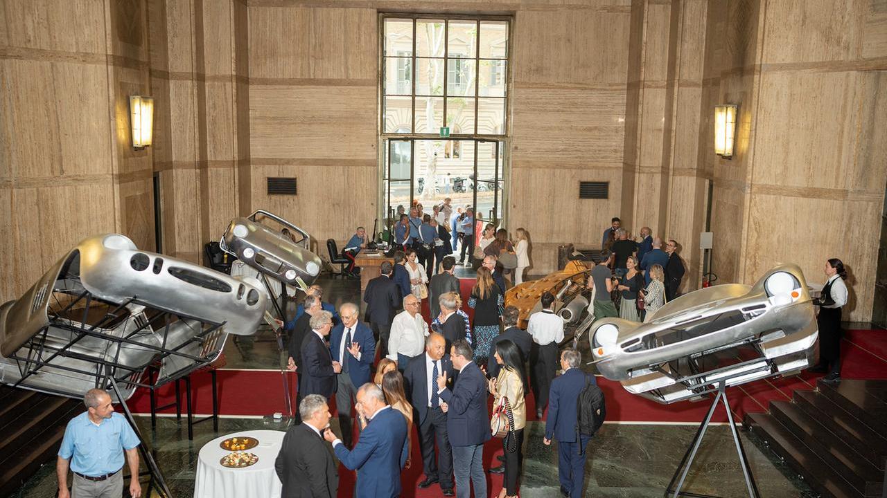 Ferrari e Shelby Cobra, i capolavori dei maestri carrozzieri di Modena in mostra a Roma