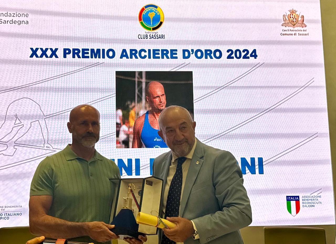 
	Sergio Zanotti consegna il premio a Gianni Puggioni

