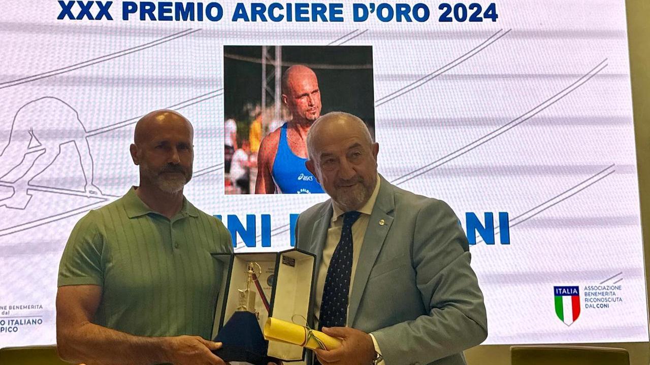Sergio Zanotti consegna il premio a Gianni Puggioni