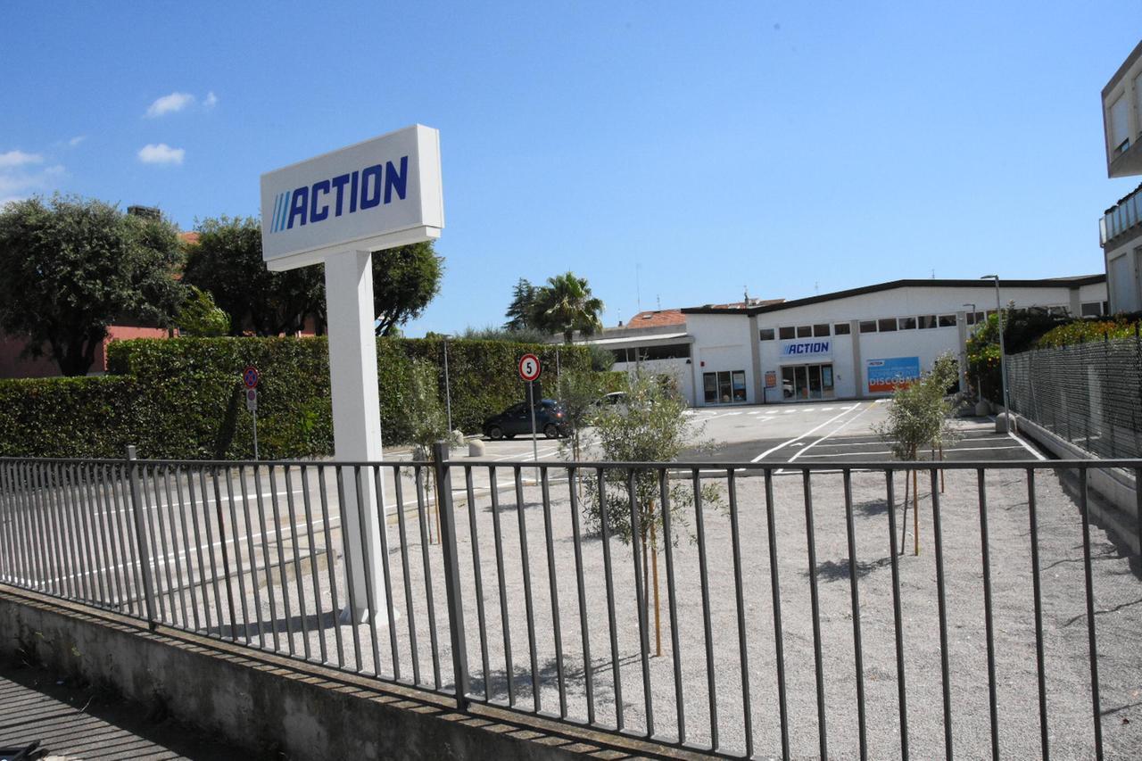 
	Insegna e piazzale del nuovo punto vendita Action (foto Agenzia Bf)

