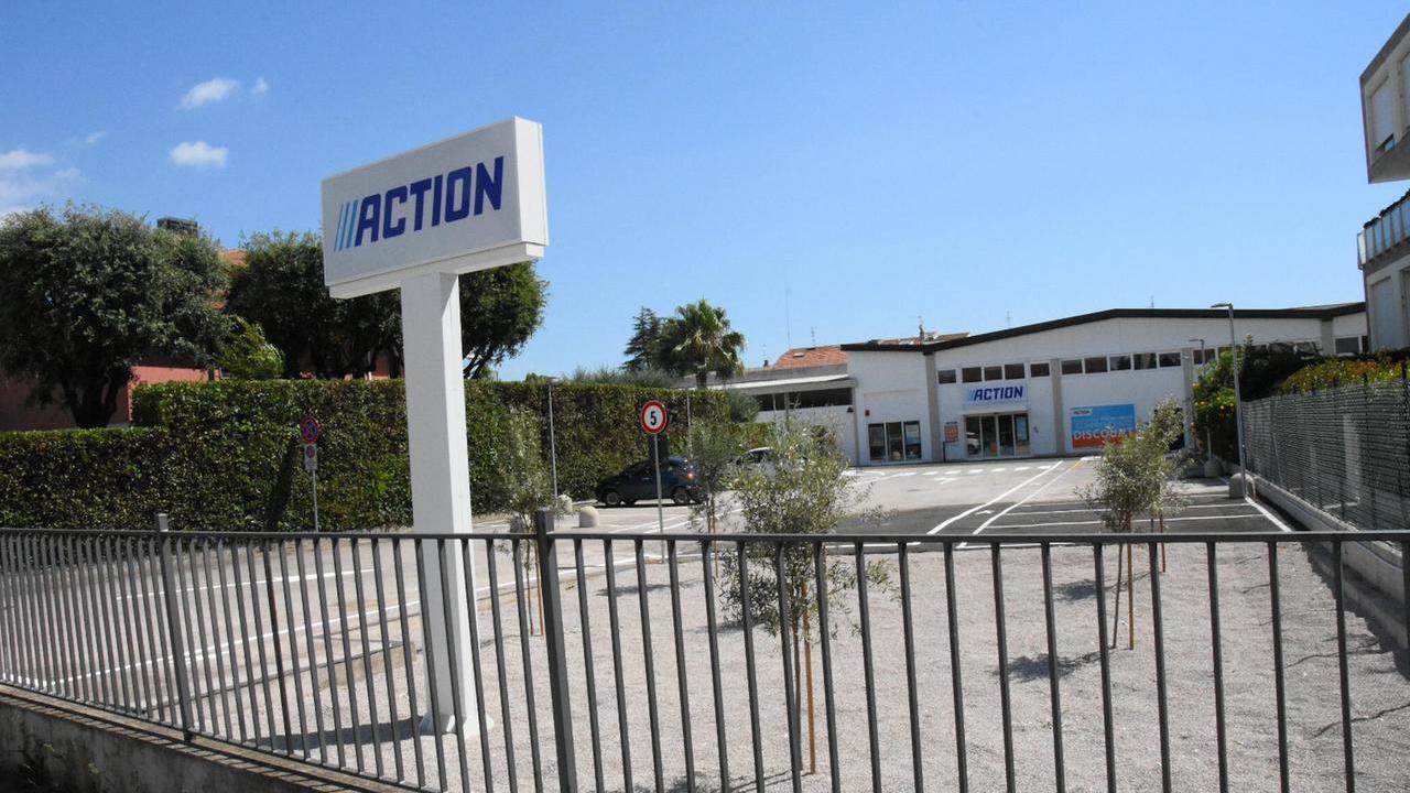 Insegna e piazzale del nuovo punto vendita Action (foto Agenzia Bf)