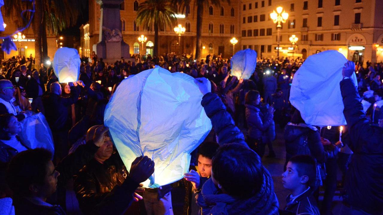 Una fiaccolata nella giornata mondiale dell'autismo