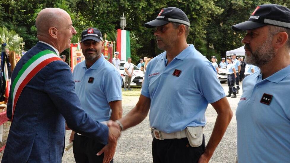 Infarto in strada, salvato dai vigili di Livorno: «Lo abbiamo rianimato con i consigli del 118»<br>