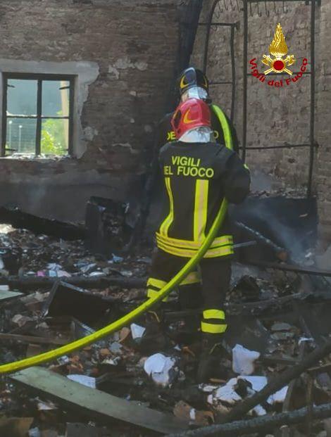 Paura a Luzzara, cortocircuito devasta un ex fienile