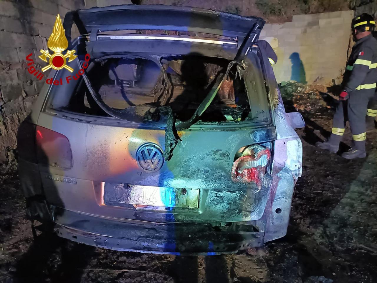 
	L'auto data alle fiamme in via Toddotana

