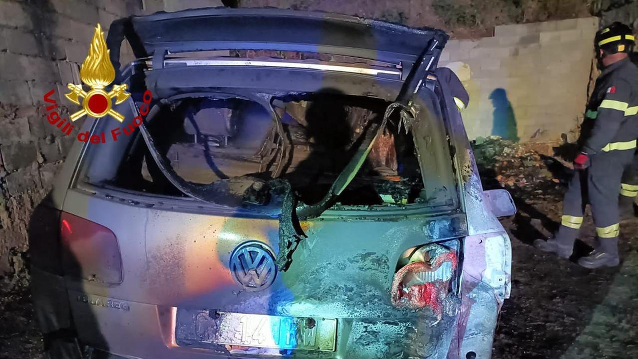 L'auto data alle fiamme in via Toddotana