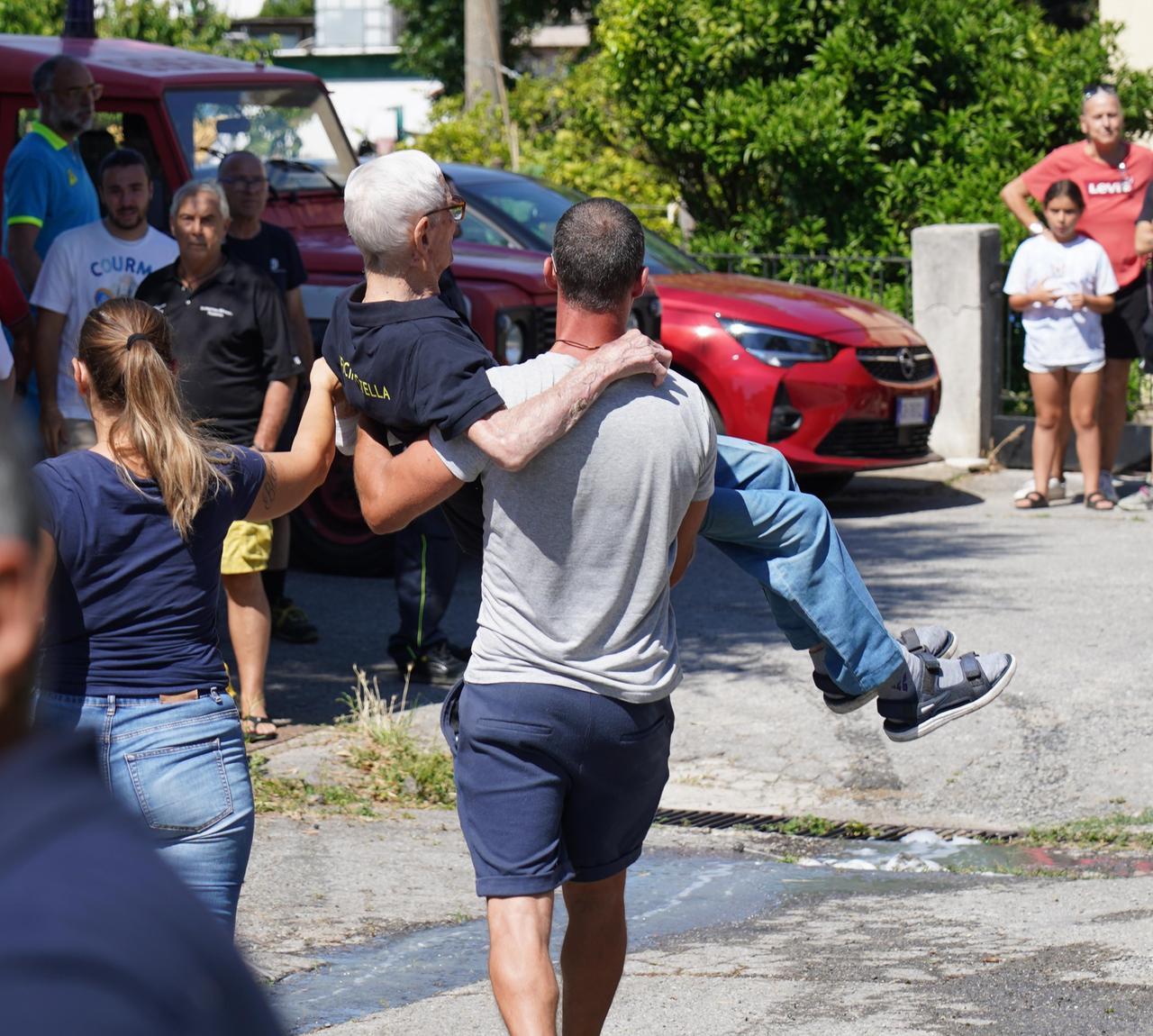 Giorgio, a 96 anni in fuga dal rogo di Stagno: «Officina in fiamme, ho avuto tanta paura ma sto bene»