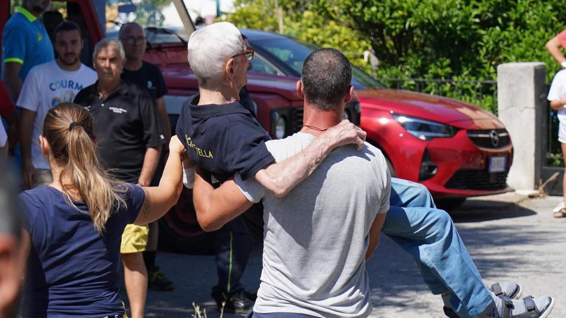 Giorgio, a 96 anni in fuga dal rogo di Stagno: «Officina in fiamme, ho avuto tanta paura ma sto bene»