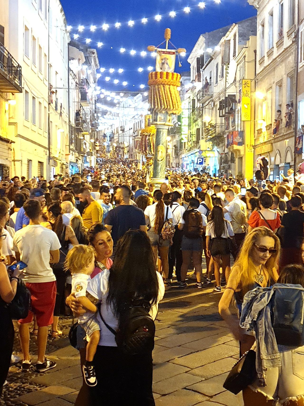 Sassari la Faradda dei Candelieri nella parte bassa del Corso Vittorio Emanuele