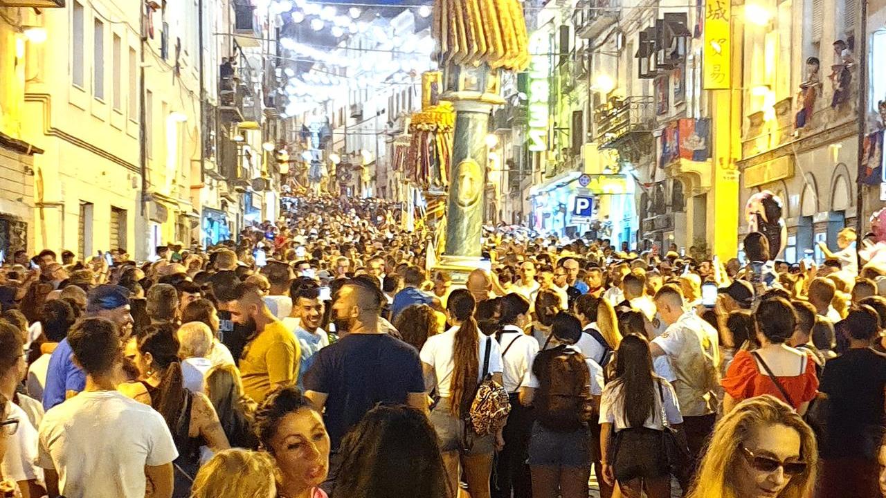 Sassari la Faradda dei Candelieri nella parte bassa del Corso Vittorio Emanuele