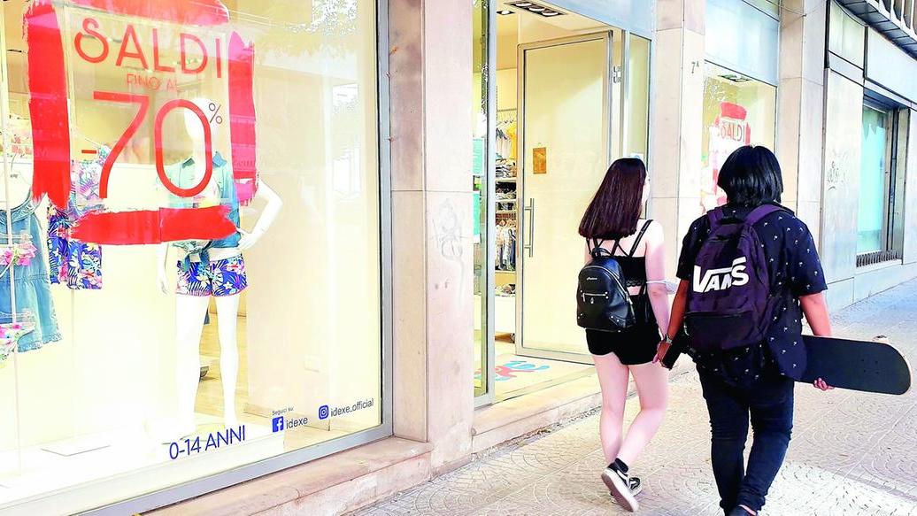 I saldi non cancellano la crisi: nell’isola chiudono 1500 negozi all’anno