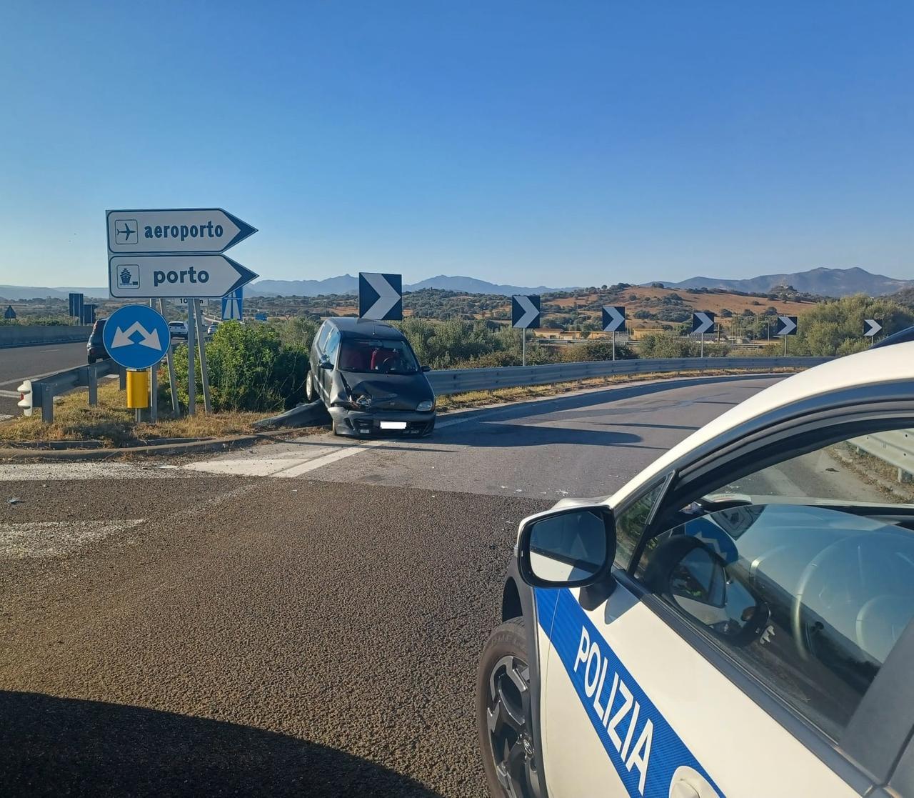 Incidente all’uscita di Olbia: auto “sale” sul guardrail