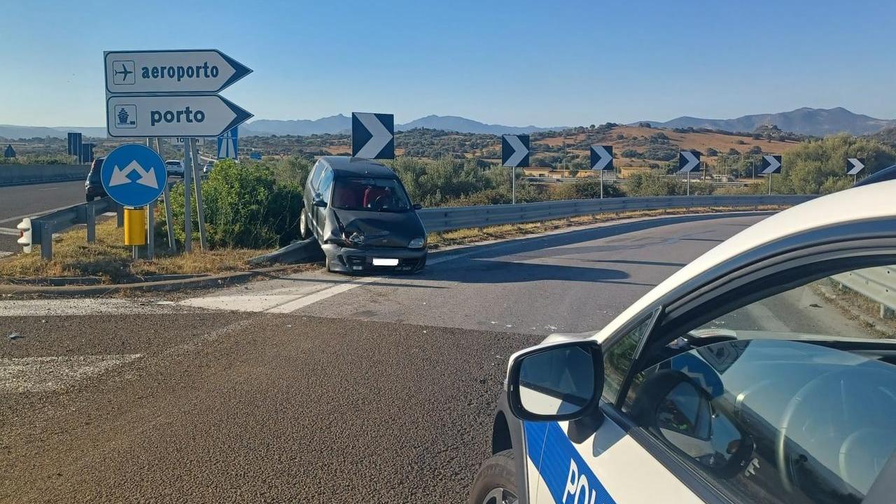 Incidente all’uscita di Olbia: auto “sale” sul guardrail