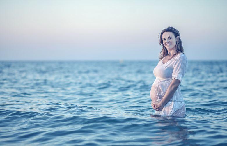 Lidi, a passeggio sull’arenile con l’acqua fino al ginocchio